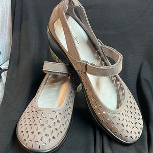 Jambu Memory foam sport wedge Velcro Mary Jane size 8 New cut out England